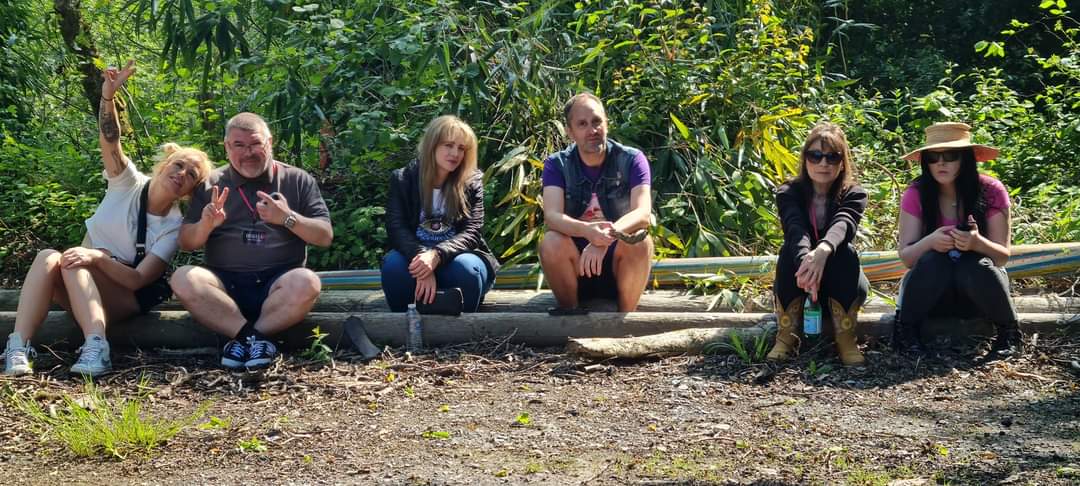 the cast relaxing between fight rehearsals